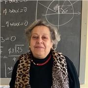 Insegnante prossima alla pensione impartisce lezioni a studenti dei licei